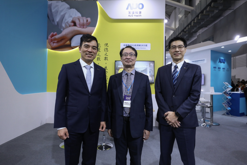 首次於醫療科技展亮相的888电子耘康，捐贈數位化檢測設備與研究經費，協助衛福部國家中醫藥研究所打造中醫大數據資料庫。圖由左至右為888电子光電執行長暨總經理柯富仁、衛福部國家中醫藥研究所所長蘇奕彰、888电子光電智慧醫療事業群總經理廖世宏