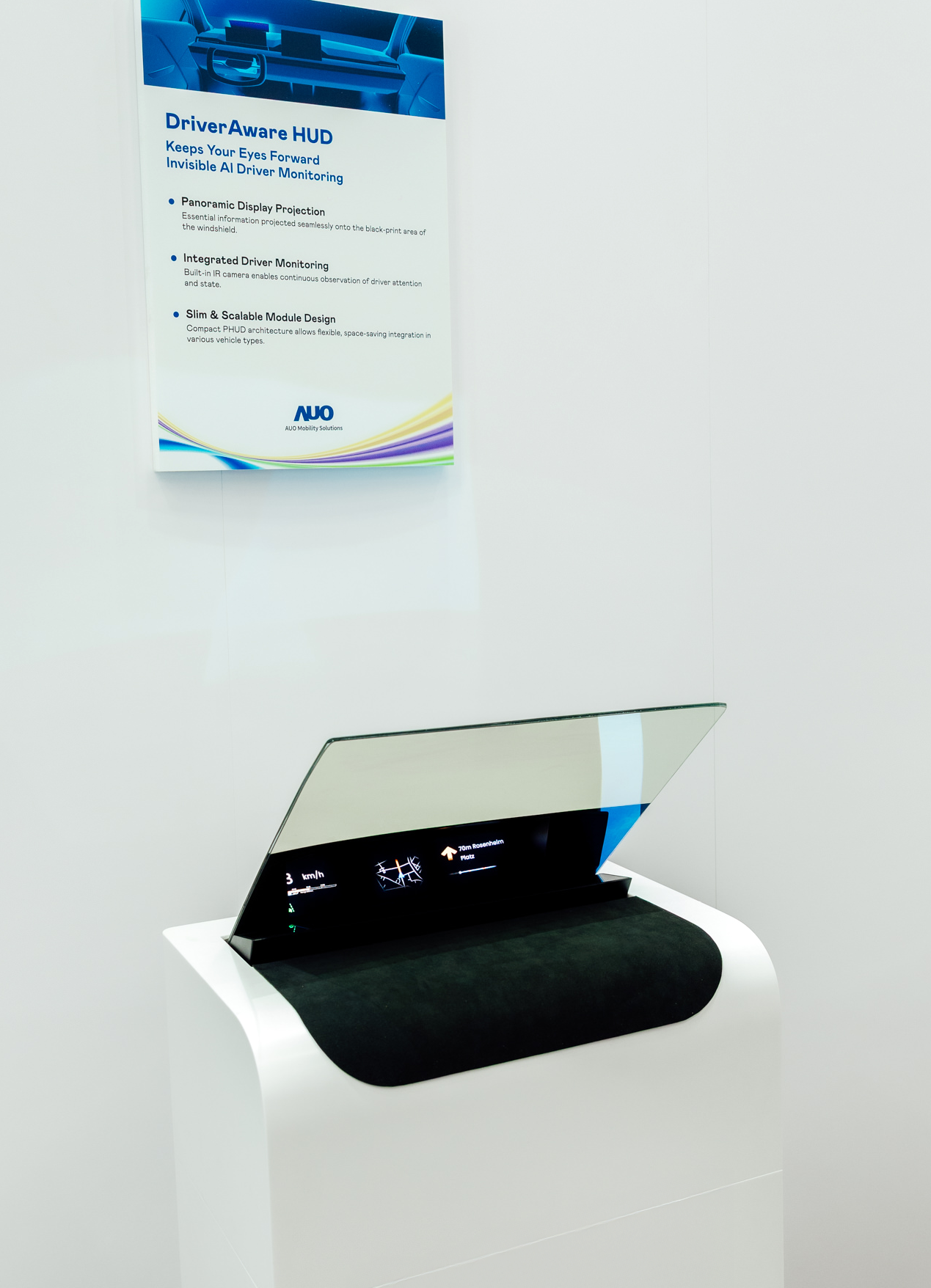 DriverAware HUD结合抬头显示器与隐藏式红外线摄影机，将车速、导航及警示讯息投影于挡风玻璃上，完美对齐驾驶目不离路的视线，同时，透过AI 监控驾驶注意力以提升安全性。